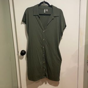Short-sleeved button up shirt dress with pockets